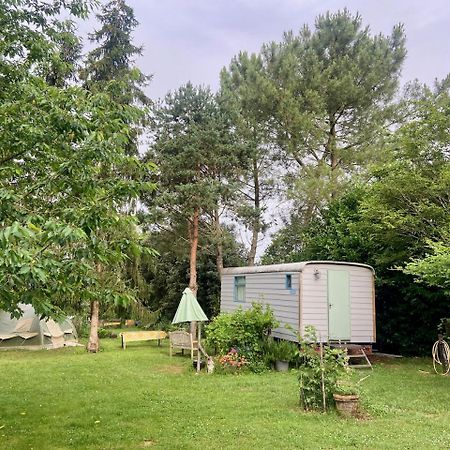 Pipowagen prachtig gelegen midden in de natuur Sainte-Nathalène Buitenkant foto