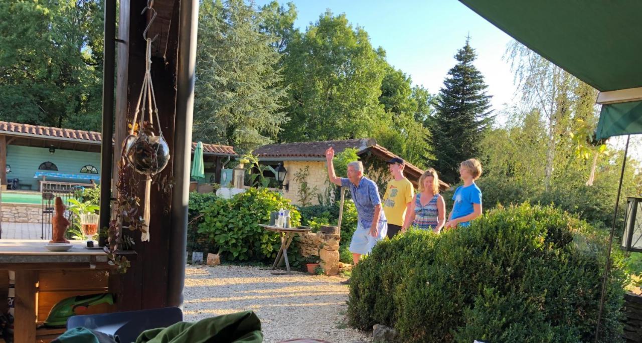 Pipowagen prachtig gelegen midden in de natuur Sainte-Nathalène Buitenkant foto