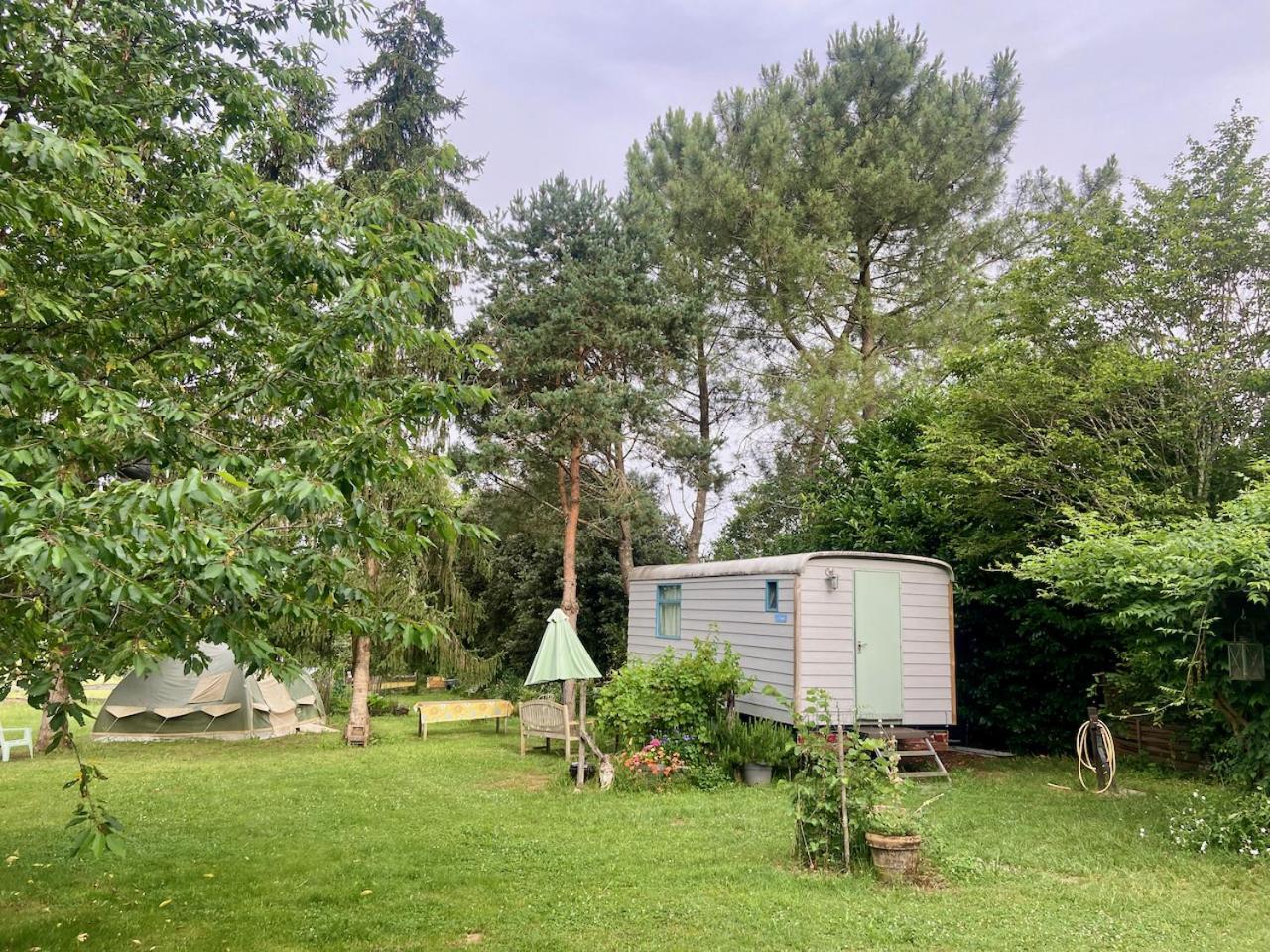 Pipowagen prachtig gelegen midden in de natuur Sainte-Nathalène Buitenkant foto